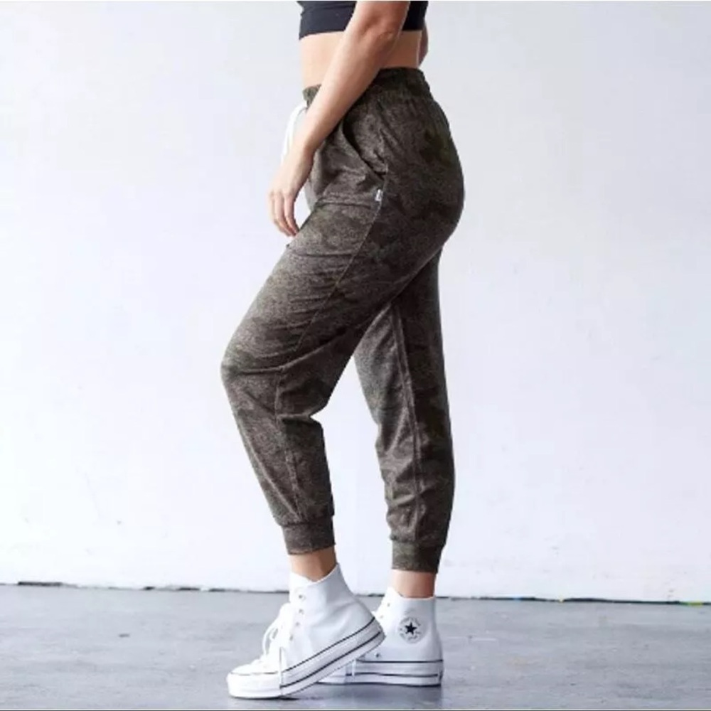 NWT FEAT clothing - ROAM JOGGERS